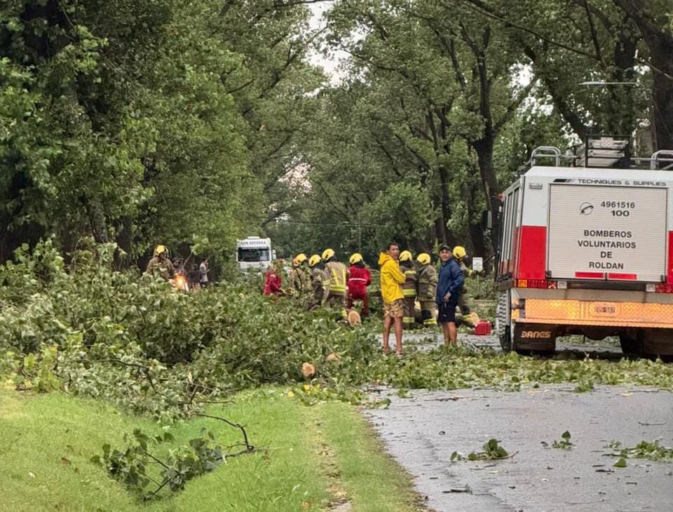 La cola de un tornado hizo estragos en Roldán, pero en Funes solo hubo pocas ramas caídas